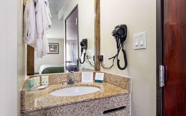 Econo Lodge Inn & Suites