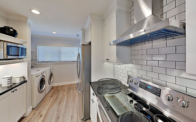 80courts 2 Bedroom Condo