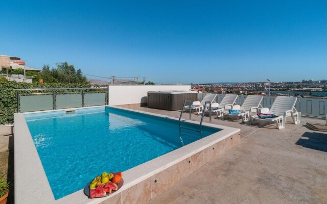 Amazing Home in Solin with WiFi, 1 Bedrooms & Hot Tub