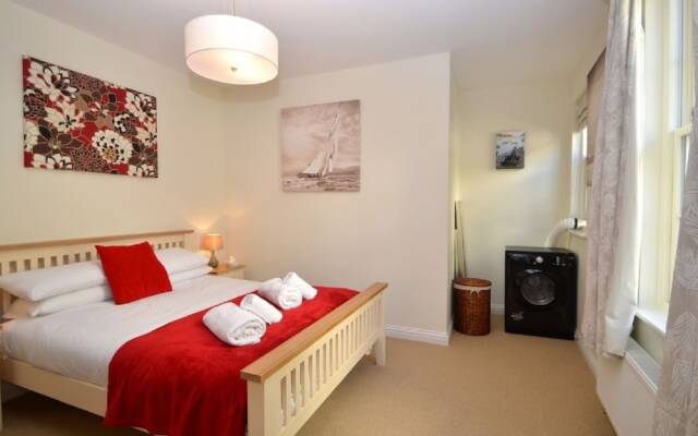 Apartment in 19th-century Building With Communal Garden in Dartmouth