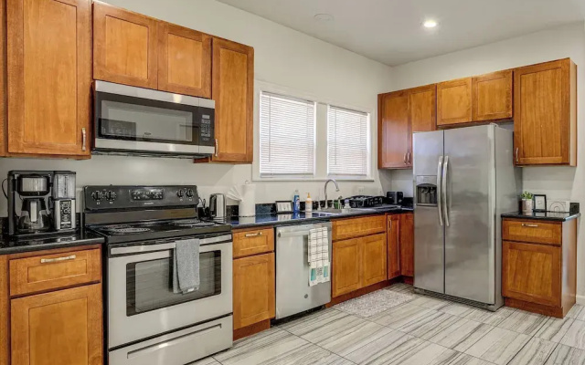 Spacious & Central! Pet-friendly Emeryville Home