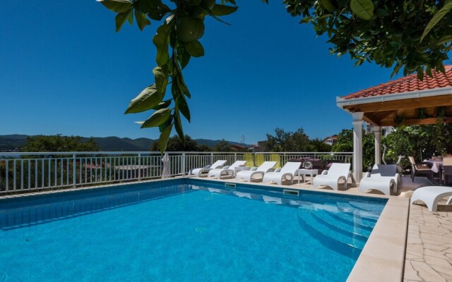 Holiday Villa Perna with Swimming Pool