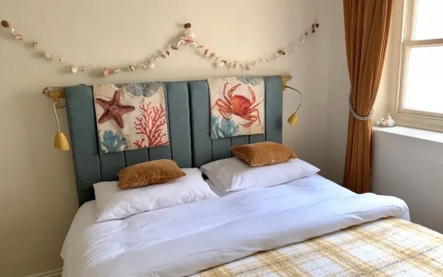 2 Bedroom Regency Flat on the Sea Front