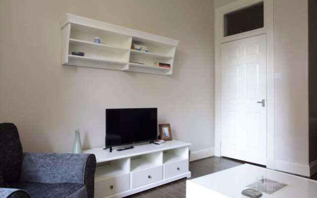 2 Bedroom Apartment With Free Parking