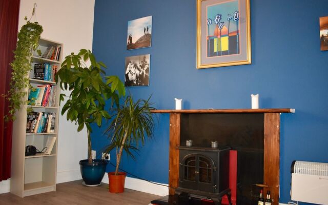 Central 1 Bedroom Apartment With Lively Decor
