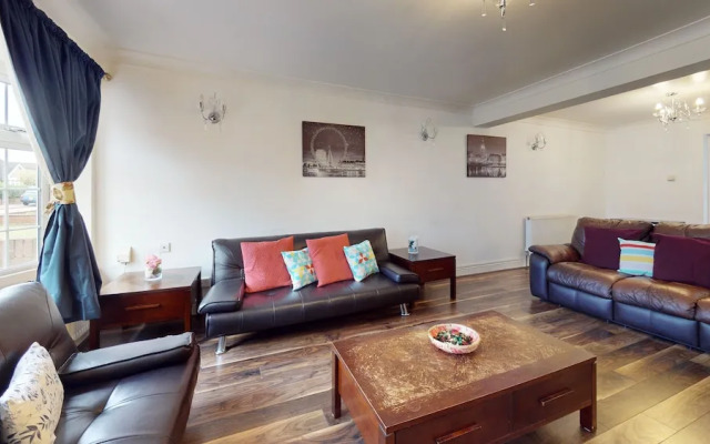 Charming 5-bed House in Grays