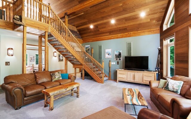 Riffle River Lodge 3 Bedroom Home by NW Comfy Cabins by RedAwning