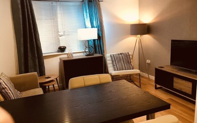 1 Bed Luxe Dockland Apartment - Free parking