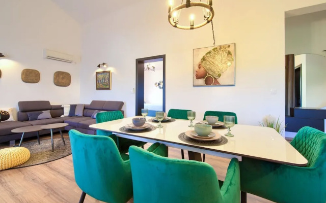 Elegant and Vibrant Apartment With Terrace and Sea View