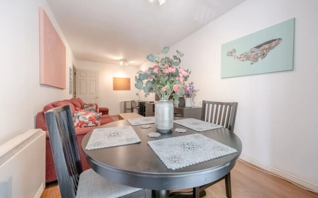 Bright 1 Bedroom Flat in Kensington Olympia