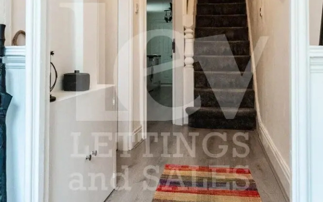 Lush Apartment 5 Bedroom House - WBR