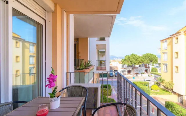 Apartment in Empuriabrava Near Sandy Beach
