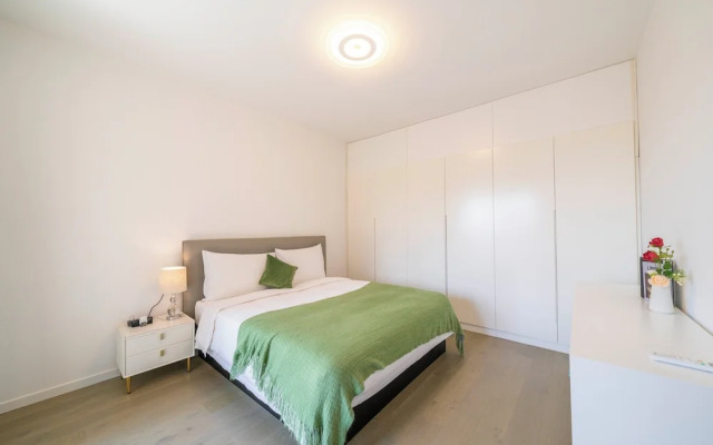 Tyms Elegant 4BR 2BA Apt in Xujiahui