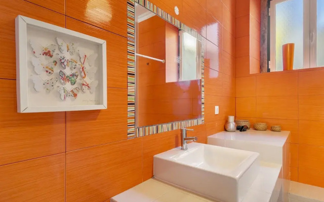 Urban Comfort: 1-Br Near Airport & Train Station