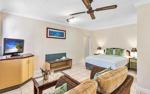 Bay Village Tropical Retreat & Apartments