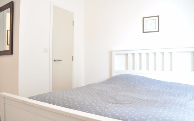 East London 2 Bedroom Flat With Balcony