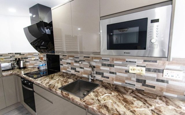 Queen Stay Apartments