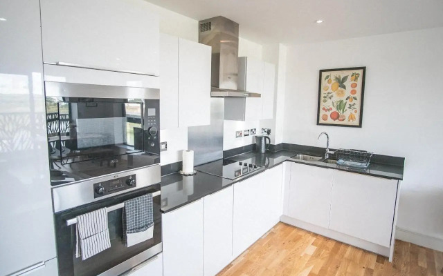 Stunning Riverside View Apartment, near Canary Wharf & O2