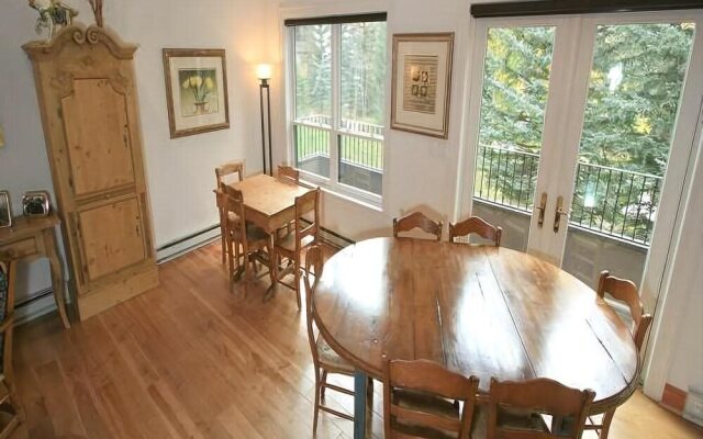 Northwoods Luxury Condo Close to Chairlift by RedAwning