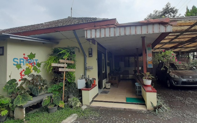 OYO 90142 Sripit Heritage Syariah – Outside – Malang