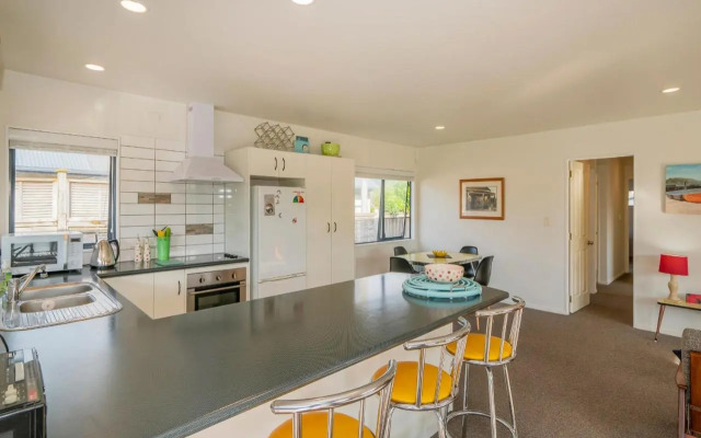 Sunlight Bach - Whitianga Holiday Home