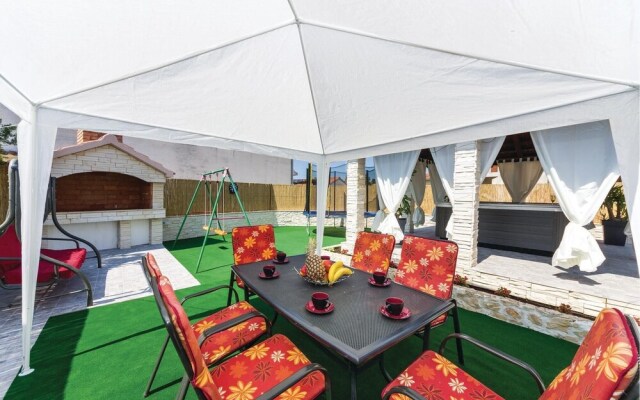 Amazing Home in Sukosan with Hot Tub, WiFi & 2 Bedrooms