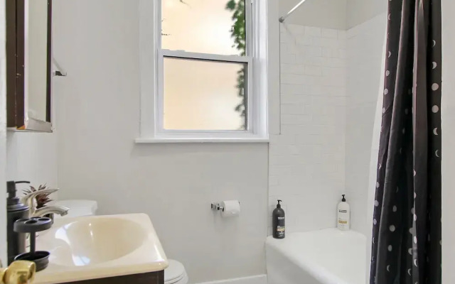 Charming 3BR Rogers Park Home in Newgard