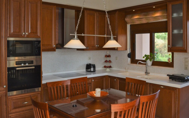 Private Pool Luxurious Villa with Parking & BBQ