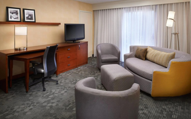 Courtyard by Marriott Chicago Deerfield