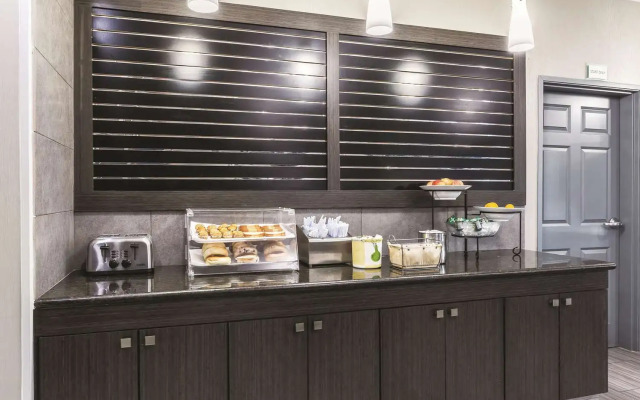 Platinum Inn & Suites Webster