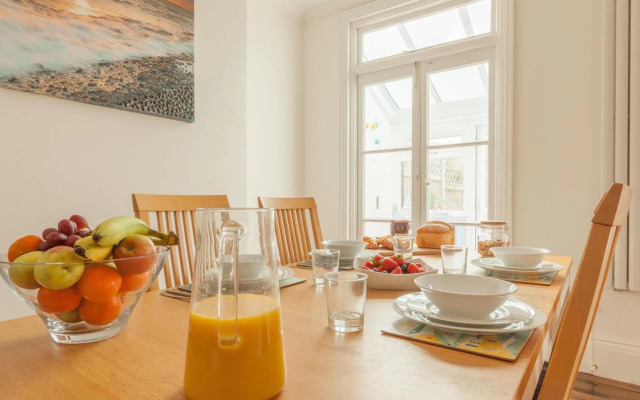 Sea Glimpses with free parking and garden