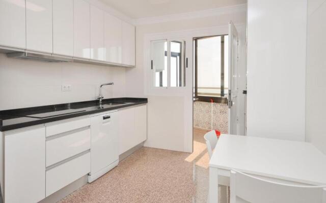 7th floor beachfront apartment with stunning views