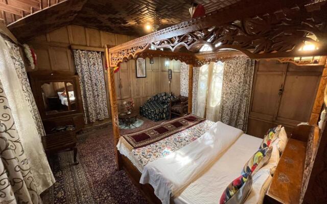 Young Shahzada Group of Houseboats
