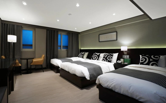 Insadong Crown Hotel