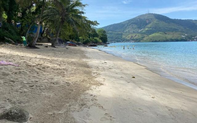 Suítes aconchegantes com piscina e praia