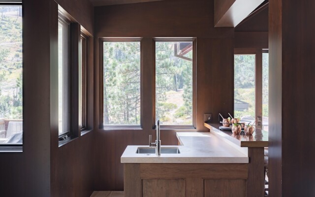Bronson by AvantStay | Sleeps 17! On the Slopes! Squaw Valley w/Hot Tub&Fire Pit