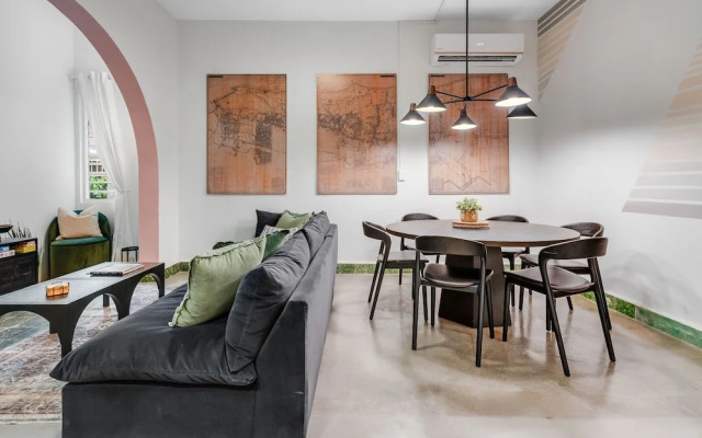 Chic Apartment Pool Parking in Central Condado