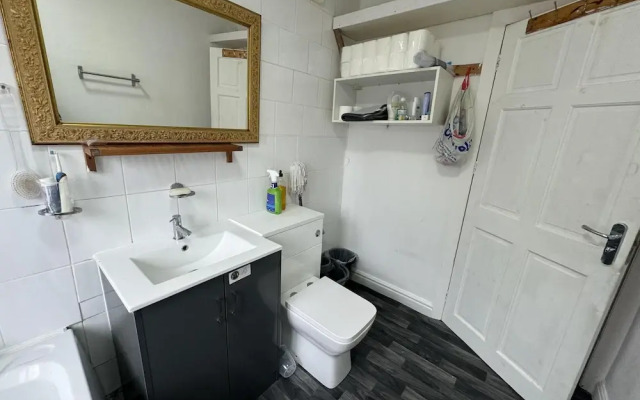 Charming Stoke House With 2 Nice Bedrooms