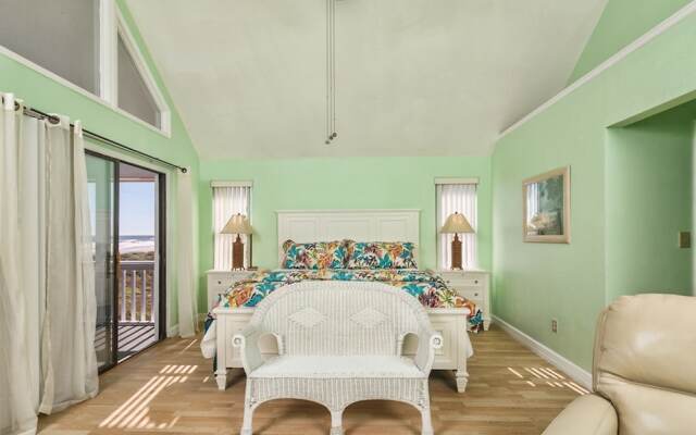 White Sand Beach House by Vtrips