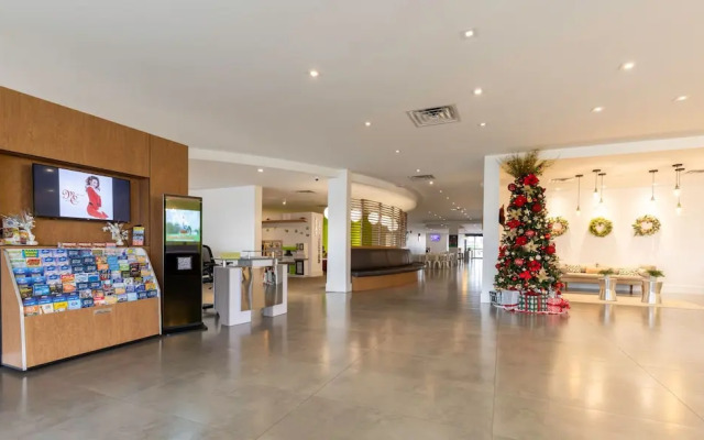 Entire Studio With Free Shuttle to Disney