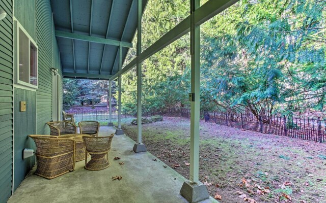 Cozy Washington Escape Near Hiking & Golfing!