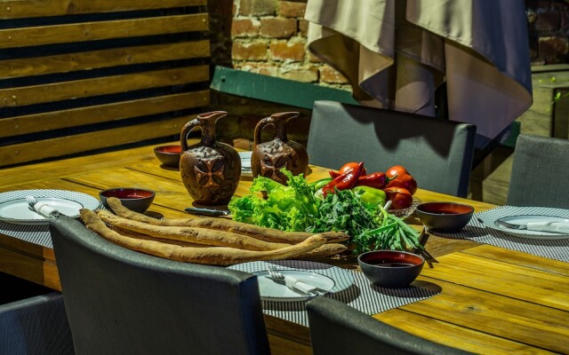 Отель AV Barton Hill