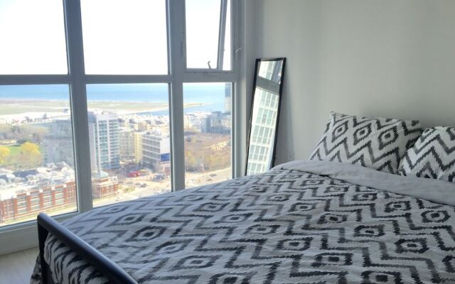 Cityplace 1B Lux Condo Lakeside Skydome Mtcc