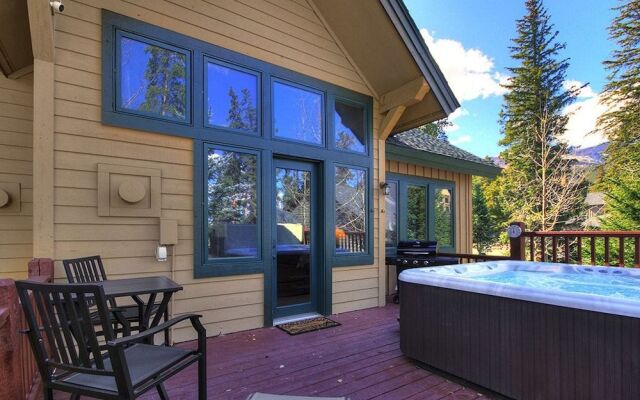 Highwood Hideaway 4 Bedroom Townhouse by RedAwning