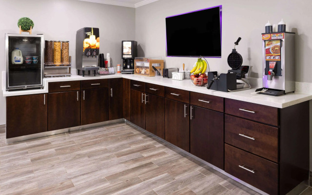 Super 8 by Wyndham Burnham/Lewistown