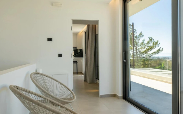Aethra Grand- Luxury 5-bed Villa 850m From Beach