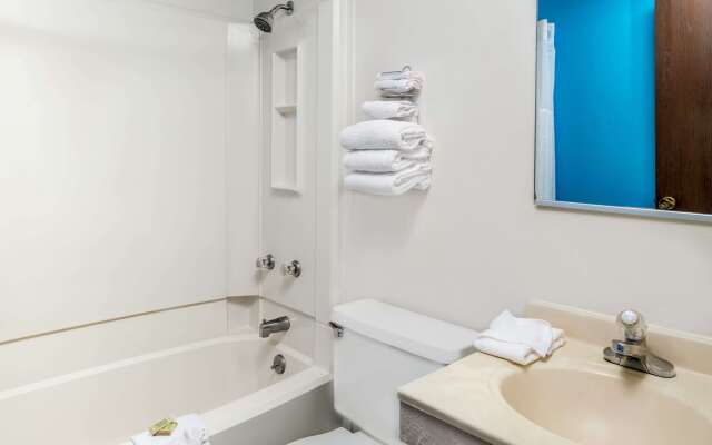 Super 8 by Wyndham Lincoln West