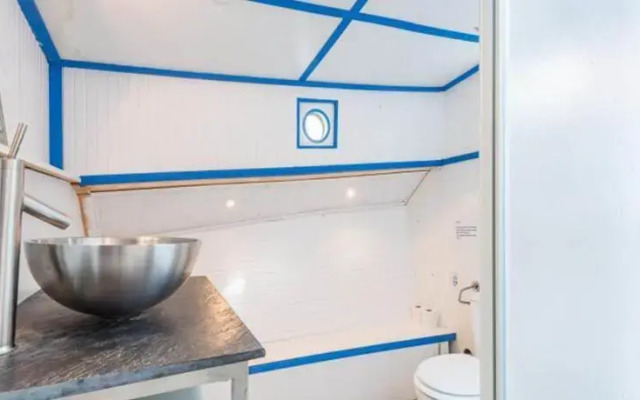 Anna Johanna Houseboat