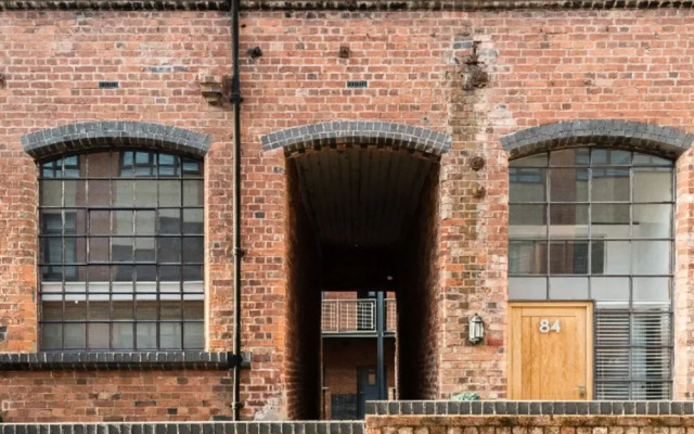 The Warehouse Loft - Trendy Converted Warehouse 3bdr