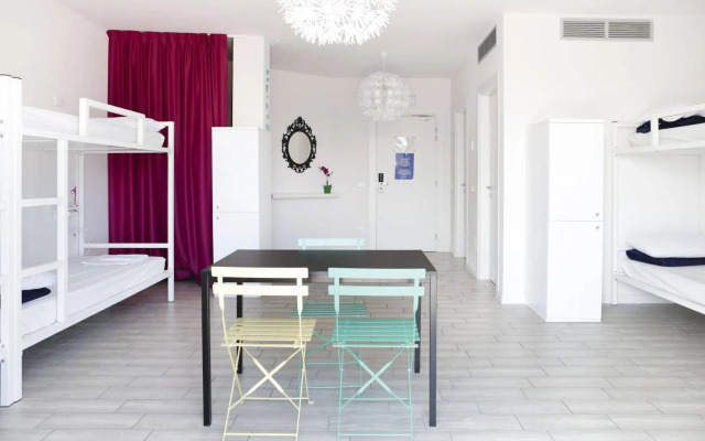 Meet Gardalake Hostel
